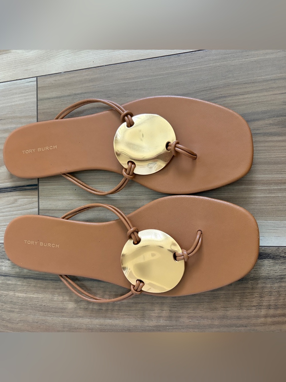 Tory Burch Women’s Tan Leather Slide Sandals with Gold Disc patos
